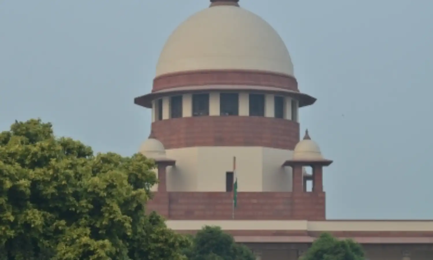 शिवसेना-यूबीटी ने महाराष्ट्र के सीएम शिंदे, स्पीकर नार्वेकर के बीच मुलाकात पर आपत्ति जताते हुए सुप्रीम कोर्ट का रुख किया