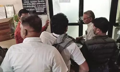 समाज कल्याण विभाग को लगाया ताला, दिव्यांगों की बार-बार गुहार के बावजूद मांगों पर गौर नहीं समाज कल्याण विभाग को लगाया ताला, दिव्यांगों की बार-बार गुहार के बावजूद मांगों पर गौर नहीं