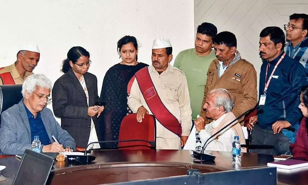 लम्बे समय से भटक रहे गरीब ने लगाई गुहार, पहुँचे एक सैकड़ा आवेदन लम्बे समय से भटक रहे गरीब ने लगाई गुहार, पहुँचे एक सैकड़ा आवेदन