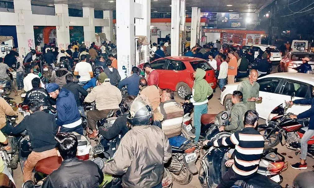 अफवाह से पेट्रोल पंपों पर फिर उमड़ी भीड़
