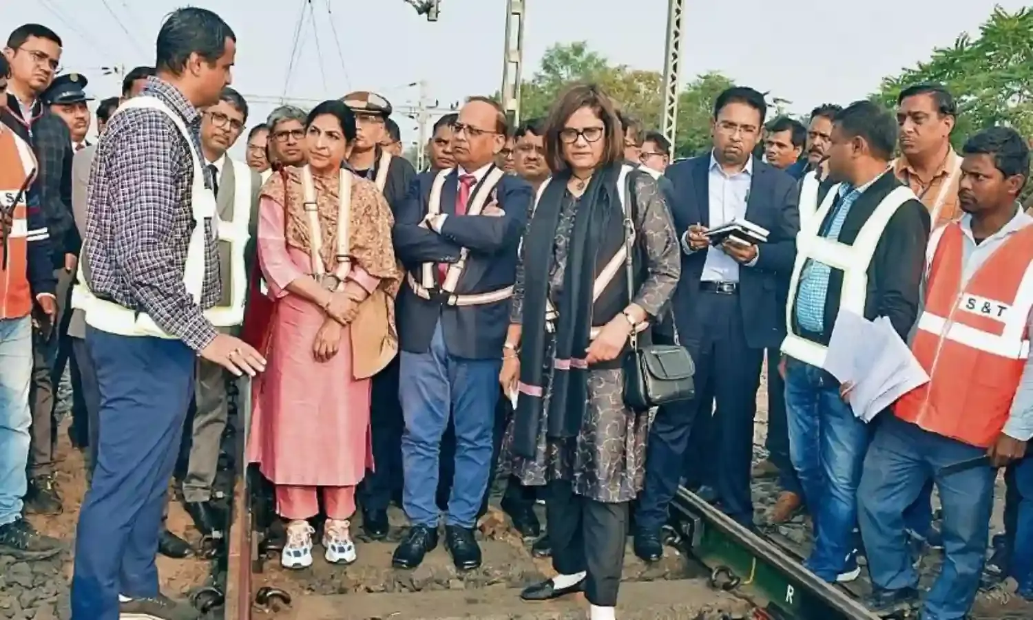 ट्रैक पर जाकर सुरक्षा इंतजामों को परखा, पायलटों का समझा दर्द
