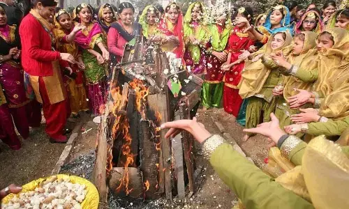 आ रहा है खुशियों का त्योहार लोहड़ी, जानें इसके महत्व और मान्यताओं के बारे में आ रहा है खुशियों का त्योहार लोहड़ी, जानें इसके महत्व और मान्यताओं के बारे में