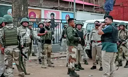 फिर मणिपुर में आमने-सामने आए मैतई और कुकी समुदाय, गोलीबारी और बम धमाकों से राज्य में तनाव का माहौल फिर मणिपुर में आमने-सामने आए मैतई और कुकी समुदाय, गोलीबारी और बम धमाकों से राज्य में तनाव का माहौल