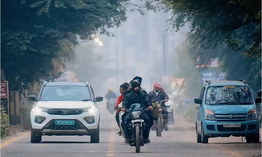 कोहरे से हुई दिन की शुरुआत, सर्दी ने कँपाया कोहरे से हुई दिन की शुरुआत, सर्दी ने कँपाया