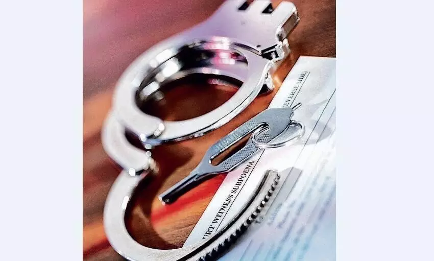 जमानत के लिए फर्जीवाड़ा करने वाले एक जमानतदार को पुलिस ने किया गिरफ्तार जमानत के लिए फर्जीवाड़ा करने वाले एक जमानतदार को पुलिस ने किया गिरफ्तार