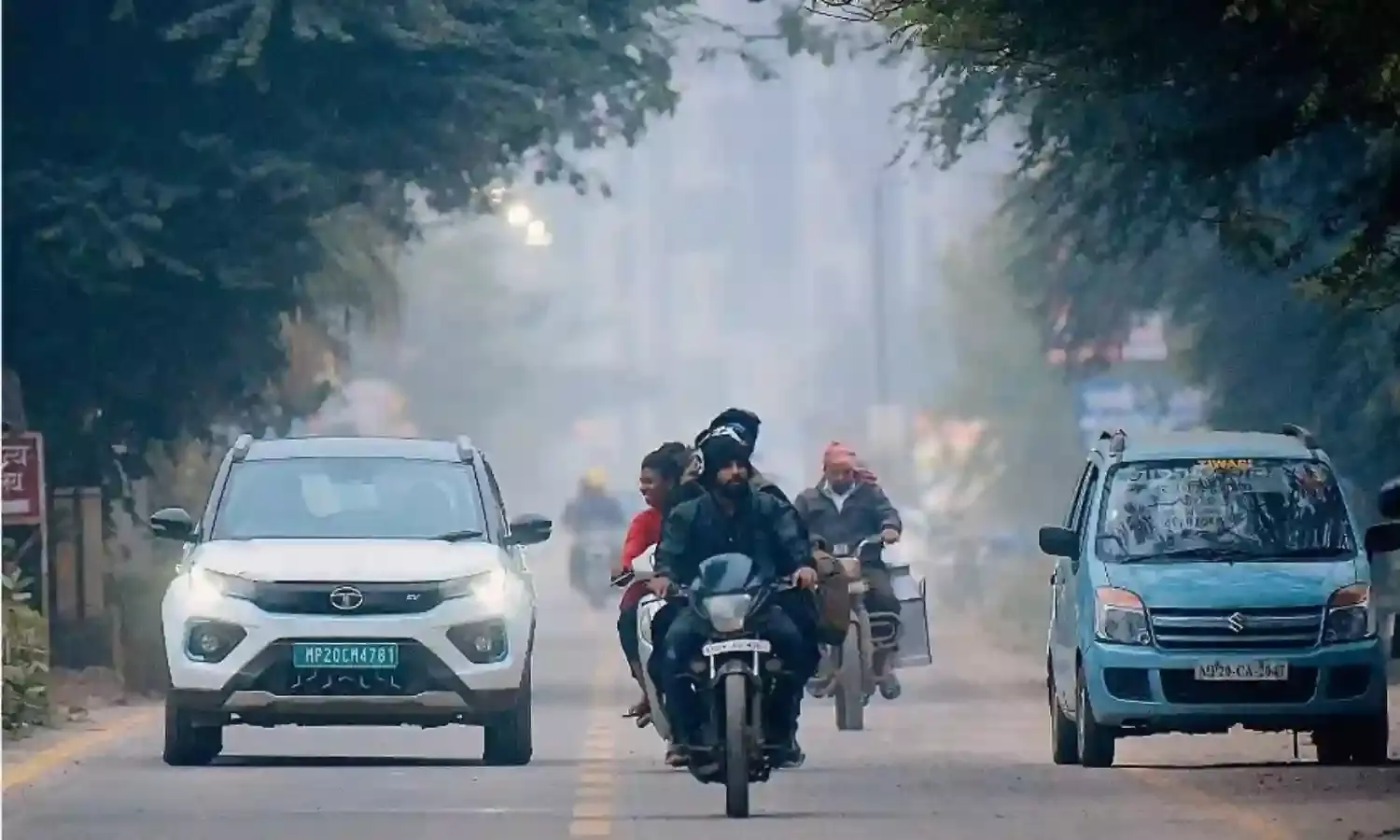 कोहरे से हुई दिन की शुरुआत, सर्दी ने कँपाया