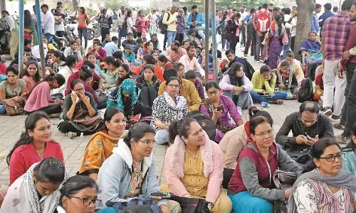 पीएचडी फेलोशिप के पेपर लीक पर हंगामा, मैदान में आकर छात्रों ने किया विरोध पीएचडी फेलोशिप के पेपर लीक पर हंगामा, मैदान में आकर छात्रों ने किया विरोध