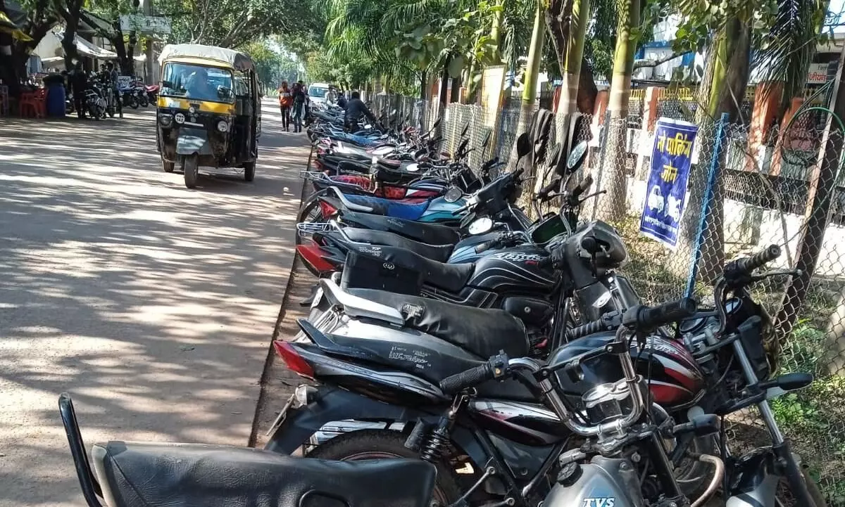 कलेक्टर के आदेश के बाद भी ली जा रही है अस्पताल में पार्किंग शुल्क कलेक्टर के आदेश के बाद भी ली जा रही है अस्पताल में पार्किंग शुल्क