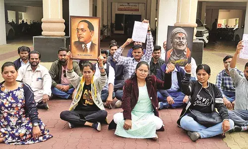 पीएचडी फेलोशिप परीक्षा, दूसरे दिन भी महाज्योति कार्यालय के सामने प्रदर्शन