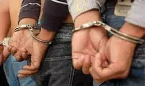 धमकाने वाले कैंची गैंग के मुखिया सहित 8 आरोपियों पर मामला दर्ज , दो गिरफ्तार