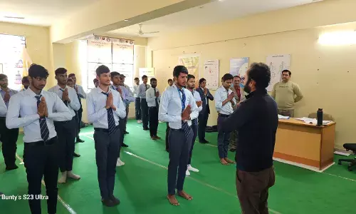 रबीन्द्रनाथ टैगोर विश्वविद्यालय के योग विभाग द्वारा स्वामी विवेकानंद की जयंती व “युवा दिवस” कार्यक्रम के अंतर्गत “सामूहिक सूर्य नमस्कार” कराया गया