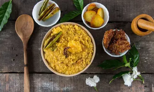 मकर संक्रांति पर इस आसान रेसिपी से बनाएं तिल खिचड़ी, उंगलियां चाटते रह जाएंगे लोग