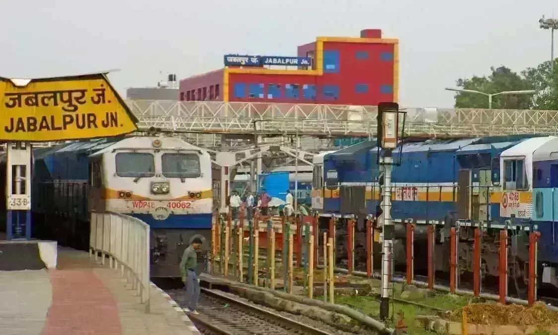 दुकान का ताला तोड़ा, खाद्य सामग्री भी ले गए चोर दुकान का ताला तोड़ा, खाद्य सामग्री भी ले गए चोर