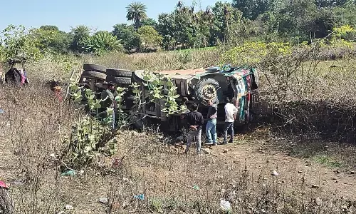 बायपास रोड में रेत से भरा ट्रक पलटा बायपास रोड में रेत से भरा ट्रक पलटा