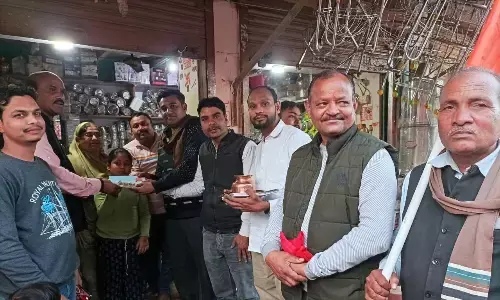 पीले चावल भेंटकर रामलला की प्राण प्रतिष्ठा के कार्यक्रम का दिया गया निमंत्रण पीले चावल भेंटकर रामलला की प्राण प्रतिष्ठा के कार्यक्रम का दिया गया निमंत्रण