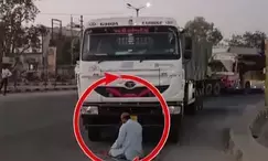 गुजरात पुलिस ने सड़क पर नमाज पढ़ने के आरोप में ट्रक ड्राइवर को किया गिरफ्तार