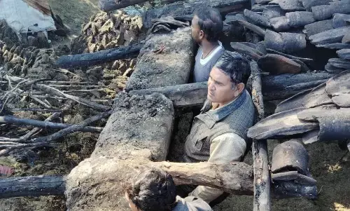 अज्ञात कारणों के चलते रिहायशी मकान में लगी आग अज्ञात कारणों के चलते रिहायशी मकान में लगी आग