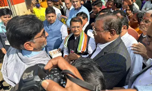 जश्न के बीच केवलारी में थमे शहडोल-नागपुर एक्सप्रेस के पहिए, केन्द्रीय राज्यमंत्री व विधायक ने हरी झण्डी दिखाकर किया रवाना