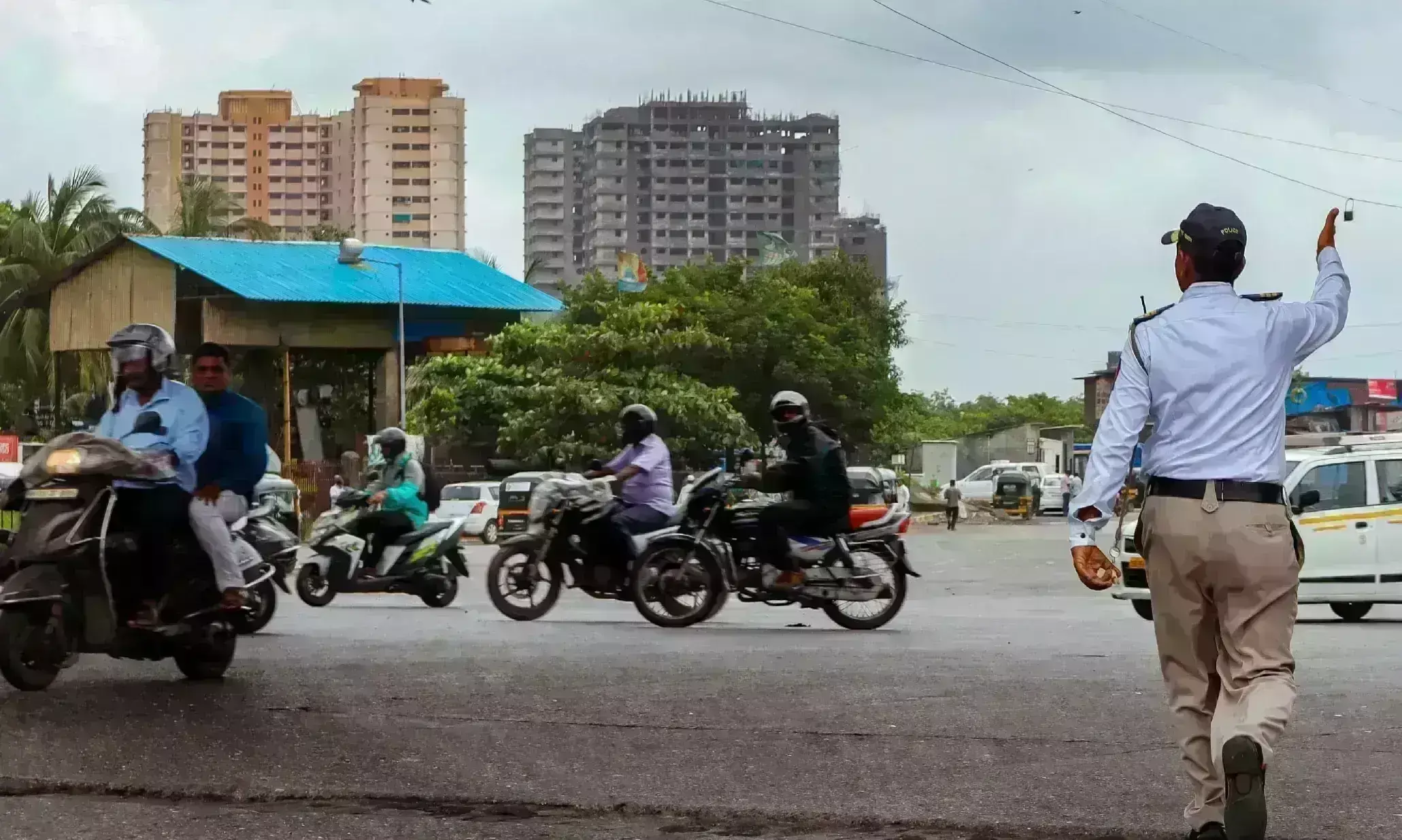 ट्रैफिक नियमों का उल्लंघन करने वाले छह हजार से ज्यादा वाहन चालकों पर गिरी गाज