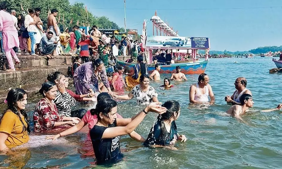 माँ नर्मदा के तटों पर जुटे श्रद्धालु, किया सूर्य देव का पूजन माँ नर्मदा के तटों पर जुटे श्रद्धालु, किया सूर्य देव का पूजन