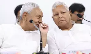 दही-चूड़ा भोज के लिए लालू प्रसाद यादव के घर पहुंचे नीतीश कुमार