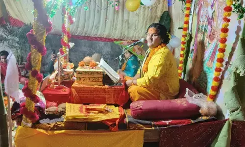 भगवान कृष्ण का जन्म होते ही झूम उठा कथा पंडाल भगवान कृष्ण का जन्म होते ही झूम उठा कथा पंडाल