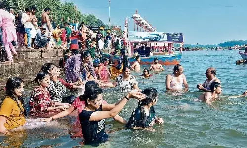 माँ नर्मदा के तटों पर जुटे श्रद्धालु, किया सूर्य देव का पूजन