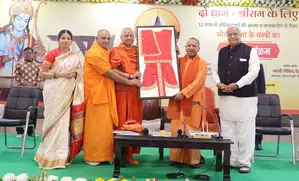 12 लाख हस्तशिल्पियों द्वारा तैयार रामलला के वस्त्र को मुख्यमंत्री योगी ने श्रीरामजन्मभूमि तीर्थ क्षेत्र ट्रस्ट को सौंपा 12 लाख हस्तशिल्पियों द्वारा तैयार रामलला के वस्त्र को मुख्यमंत्री योगी ने श्रीरामजन्मभूमि तीर्थ क्षेत्र ट्रस्ट को सौंपा