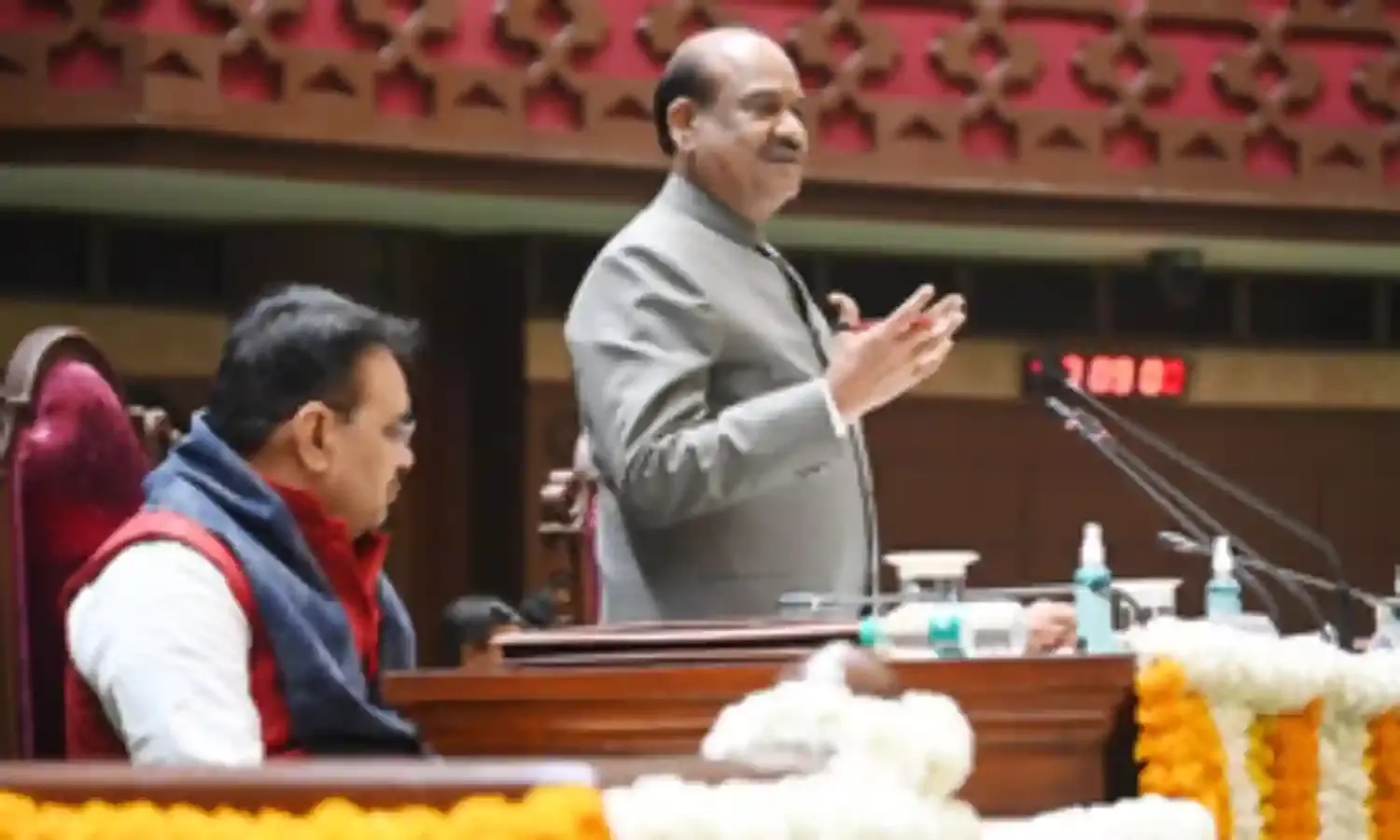अध्यक्षपीठ की अवहेलना करना, सदस्यों का बैनर और तख्तियां लाना गरिमापूर्ण आचरण नहीं है : ओम बिरला