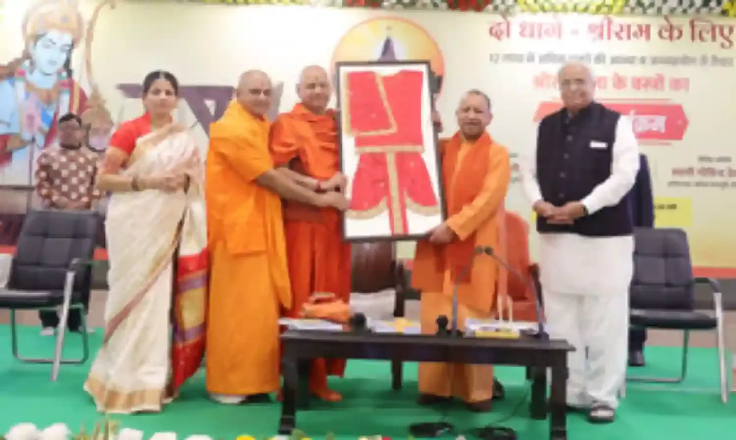 12 लाख हस्तशिल्पियों द्वारा तैयार रामलला के वस्त्र को मुख्यमंत्री योगी ने श्रीरामजन्मभूमि तीर्थ क्षेत्र ट्रस्ट को सौंपा