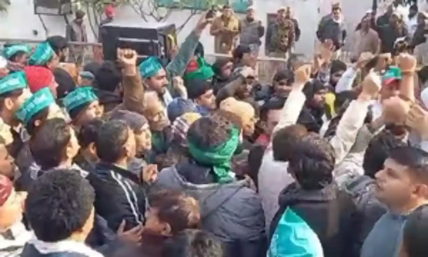 नोएडा में किसानों ने दिनभर किया हंगामा, डीएम कार्यालय का किया घेराव, पीएम के नाम डीएम को सौंपा ज्ञापन