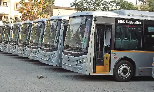 डेडलाइन के समाप्त होने भी नहीं मिली ई- बसें,  मनपा ने कहा-बस, बहुत हो चुका... डेडलाइन के समाप्त होने भी नहीं मिली ई- बसें,  मनपा ने कहा-बस, बहुत हो चुका...