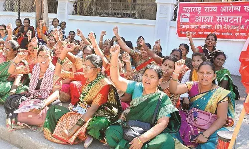 आशा -आंगनवाड़ी कर्मियों ने निकला मोर्चा, मांगों को पूरा करने के लिए प्रदर्शन
