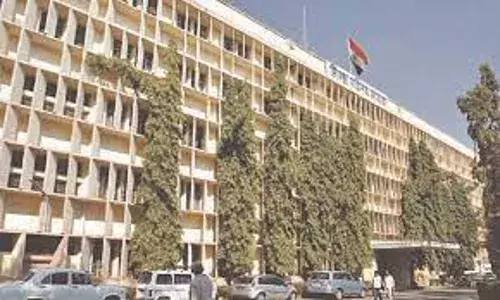 आमरण अनशन - मानदेय की बजाय वेतन की मांग के लिए कम्प्यूटर ऑपरेटरों ने रोका रास्ता आमरण अनशन - मानदेय की बजाय वेतन की मांग के लिए कम्प्यूटर ऑपरेटरों ने रोका रास्ता