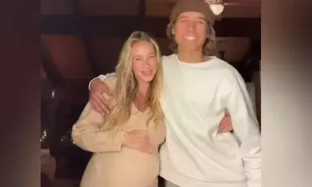 इस मां-बेटे की जोड़ी को कपल समझने की भूल कर रहे लोग! दूसरी बार मां बनने जा रही महिला इस वजह से हो रही शर्मिंदा