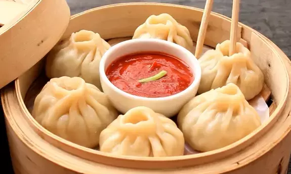 मोमोज खाने के हैं शौकीन तो, इस आसान रेसिपी से बनाएं आटे के हेल्दी मोमोज