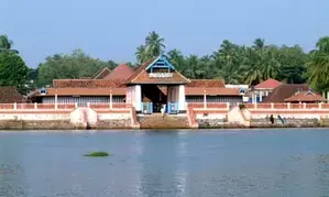 पीएम मोदी ने केरल के प्रसिद्ध त्रिप्रयार श्री रामास्वामी मंदिर में की प्रार्थना