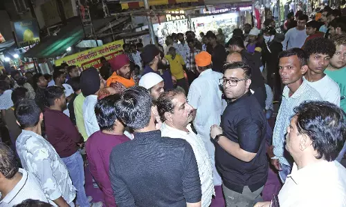 धर्मगुरु का बैनर निकालने पर जरीपटका में बवाल , समाज में आक्रोश, लोग सड़क पर उतरे धर्मगुरु का बैनर निकालने पर जरीपटका में बवाल , समाज में आक्रोश, लोग सड़क पर उतरे