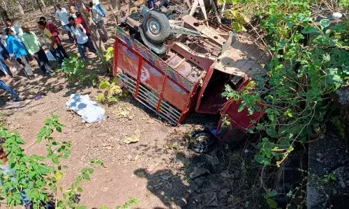 बस को साइड देने के चक्कर में पुलिया से गिरा श्रद्धालुओं से भरा वाहन, 6 की मौत बस को साइड देने के चक्कर में पुलिया से गिरा श्रद्धालुओं से भरा वाहन, 6 की मौत