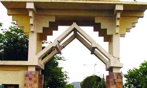 खामियों के चलते यूनिवर्सिटी की पीएचडी पेट परीक्षा अटकी , संशोधक कर रहे इंतजार