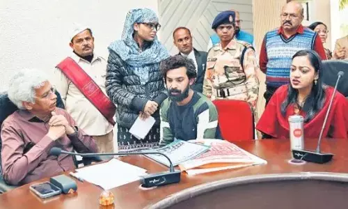 महिलाओं ने कहा-साहब, मकान खाली कराने दबंग दे रहे धमकी