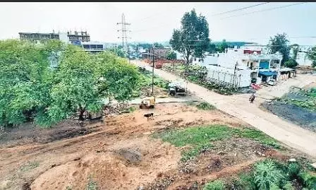 टाउन एण्ड कंट्री प्लानिंग व रेलवे द्वारा भेजे जा रहे नोटिसों की परवाह नहीं कर रहा बिल्डर