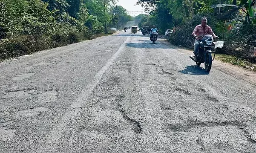 दो सुरक्षा संस्थानों के झगड़े में फँसी है एक मुख्य सड़क