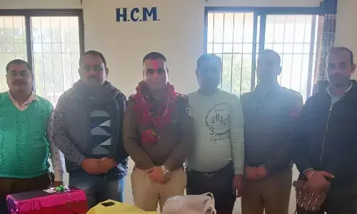 स्थानंतरित पहाडीखेरा चौकी प्रभारी को दी भावभीनी विदाई स्थानंतरित पहाडीखेरा चौकी प्रभारी को दी भावभीनी विदाई