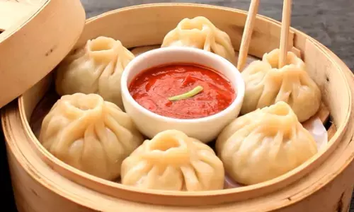 मोमोज खाने के हैं शौकीन तो, इस आसान रेसिपी से बनाएं आटे के हेल्दी मोमोज