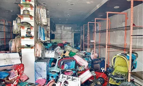 रानीताल में फर्नीचर सहित खिलौनों का स्टॉक जलकर खाक