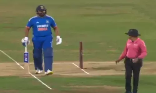 तीसरे टी-20 मैच की शुरुआत में दिखा कप्तान रोहित शर्मा का फनी अंदाज, लेग बाई का चौका देने पर अंपायर को कही यह बात तीसरे टी-20 मैच की शुरुआत में दिखा कप्तान रोहित शर्मा का फनी अंदाज, लेग बाई का चौका देने पर अंपायर को कही यह बात