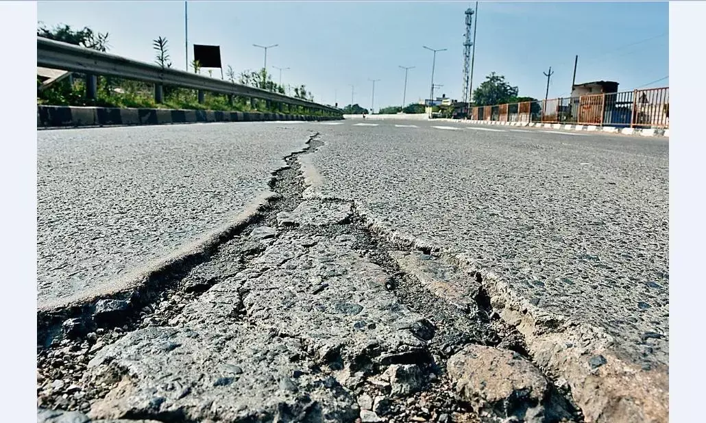 400 करोड़ से बनी हाईवे सड़क पर दो साल बाद ही जगह-जगह फट गईं दरारें