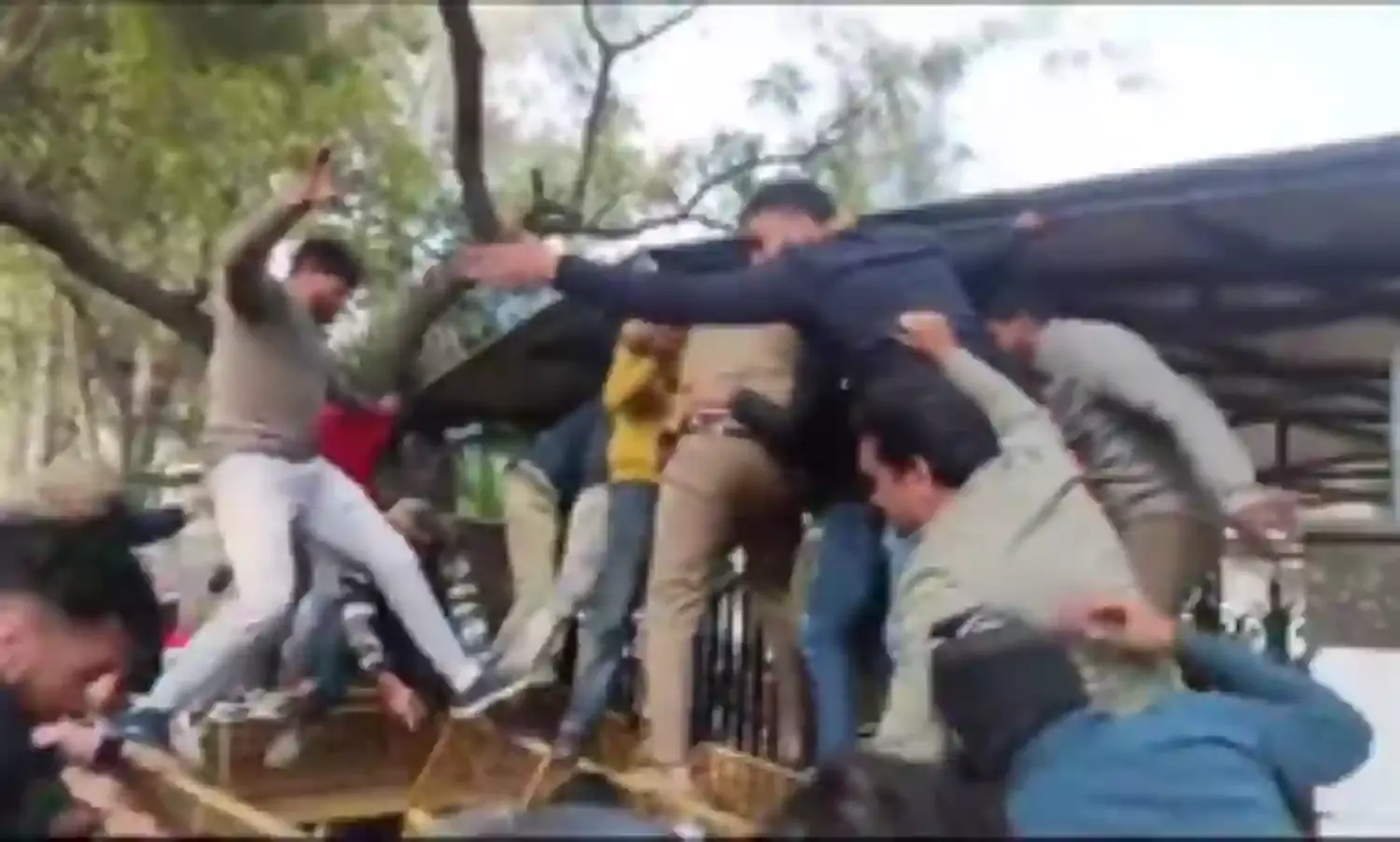 नोएडा प्राधिकरण के गेट पर किसानों ने ताला लटकाया, पुलिस से हुई नोकझोंक