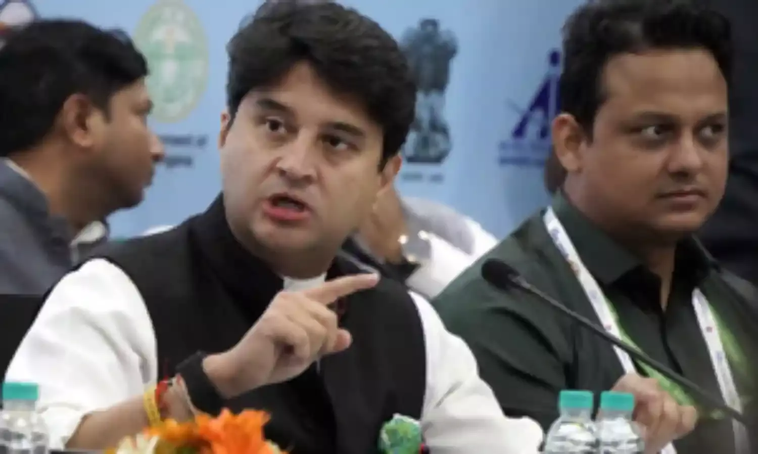 मुंबई एयरपोर्ट की घटना शर्मनाक: सिंधिया